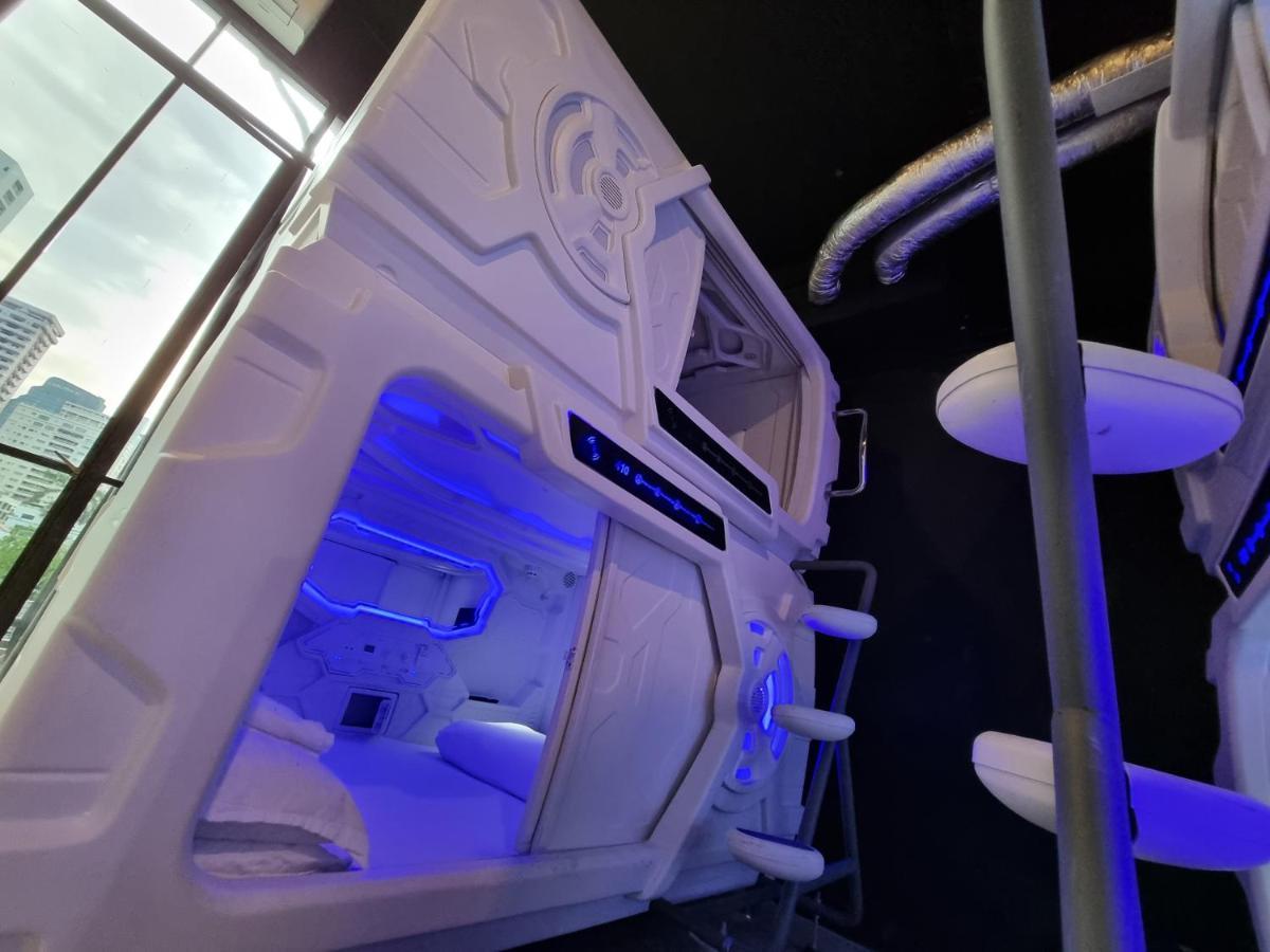 Met A Space Pod @Phrom Phong Bangkok Luaran gambar