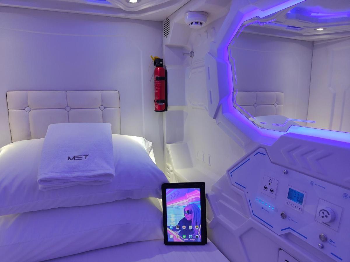 Met A Space Pod @Phrom Phong Bangkok Luaran gambar