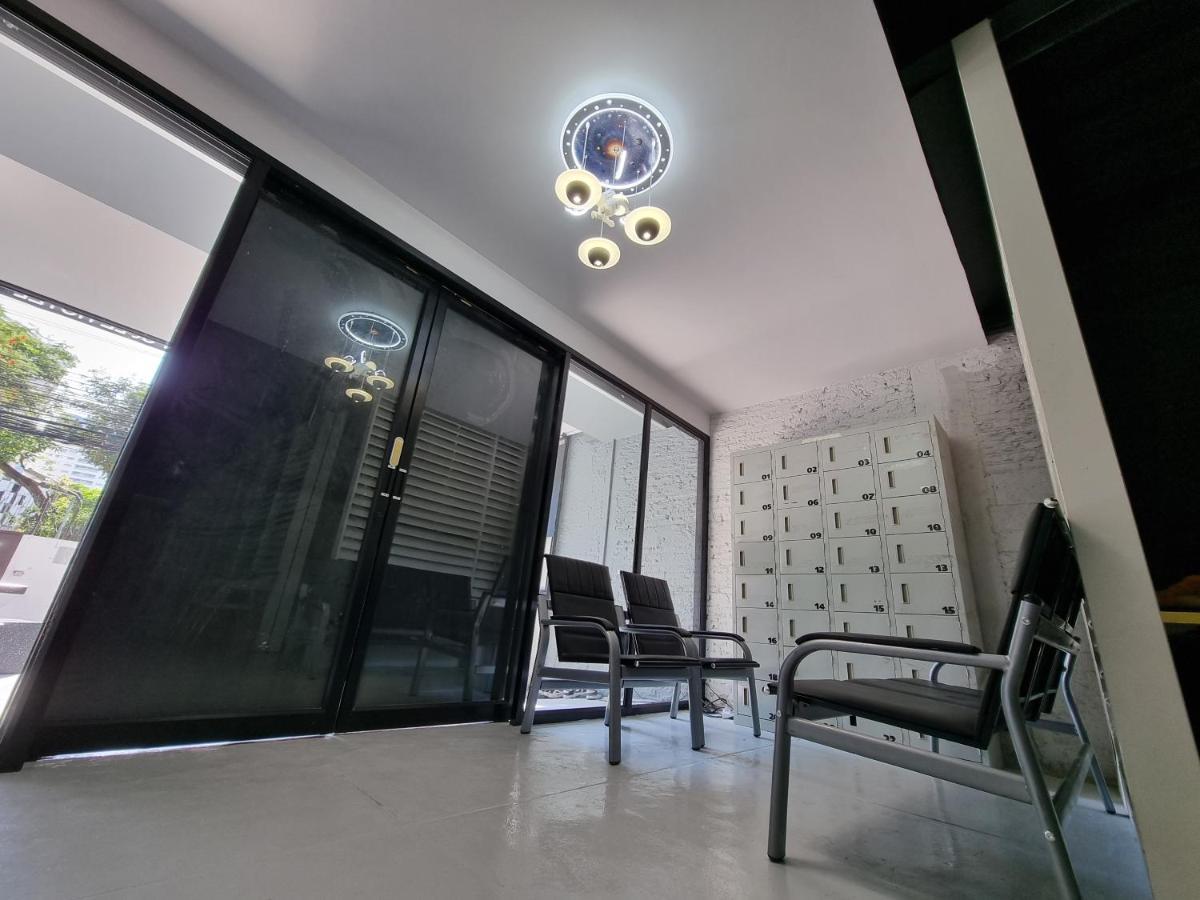 Met A Space Pod @Phrom Phong Bangkok Luaran gambar