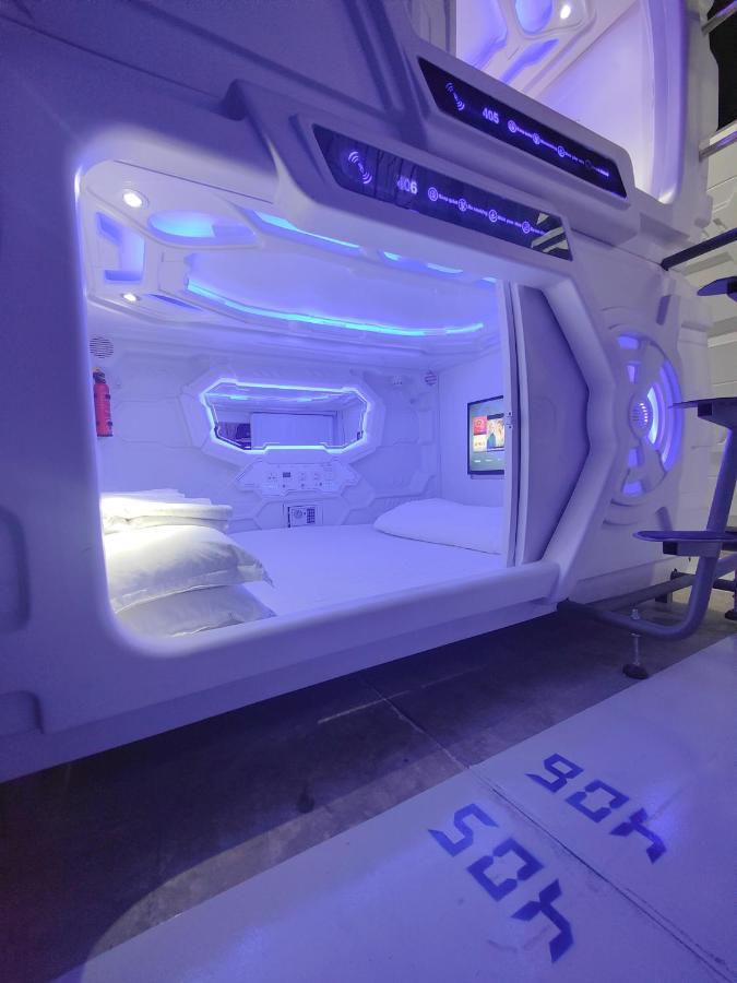 Met A Space Pod @Phrom Phong Bangkok Luaran gambar